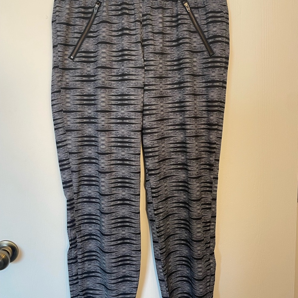 Athleta Gray Cropped Ankle Pants with Geometric Pattern